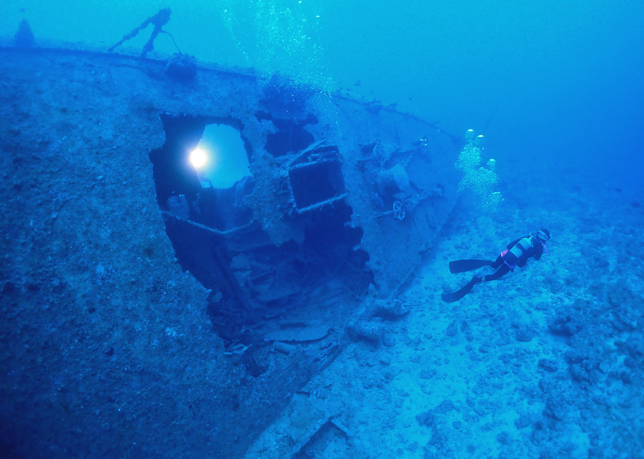 沖縄ダイビングショップKAHANAが開催するUSS EMMONS（エモンズ）沈船ダイビングを探索