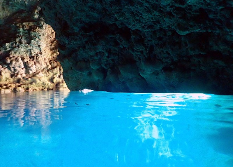沖縄県恩納村にある青の洞窟は神秘的な空間です