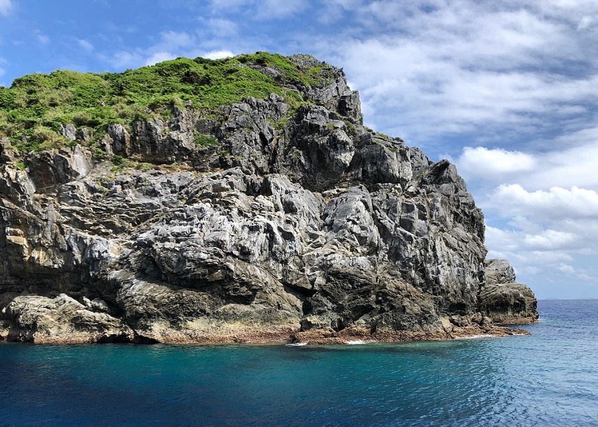沖縄ダイビングショップKAHANAが開催する渡名喜島遠征便で撮影した島尻崎ブルーホールの写真です