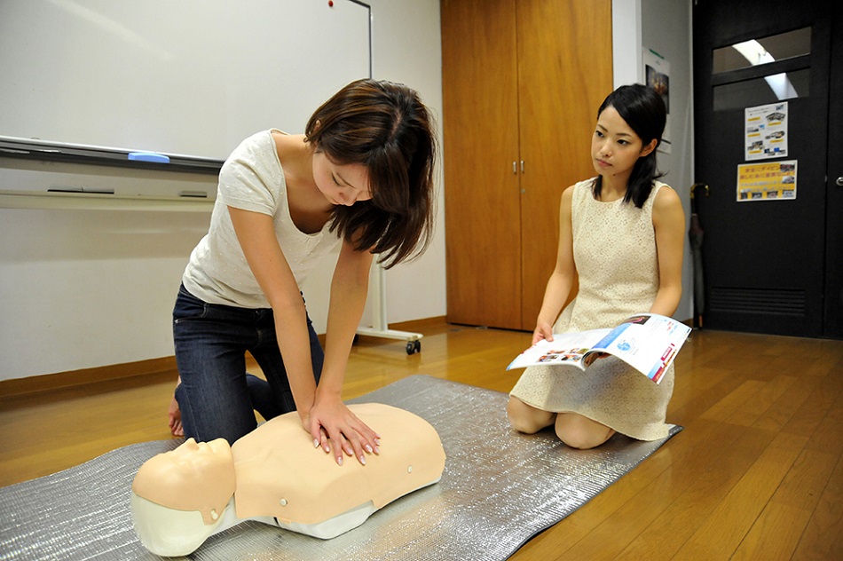 沖縄ダイビングショップKAHANAが開催するエマージェンシーレスポンダー（EFR）講習では実技講習で心臓マッサージ（CPR）の練習もします