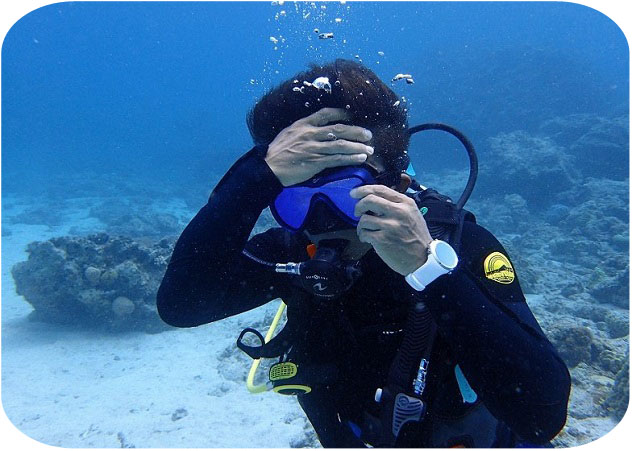 沖縄ダイビングライセンス講習専門店KAHANAが開催するPADIオープンウォーターダイバーコースの海洋実習でのマスククリアの練習