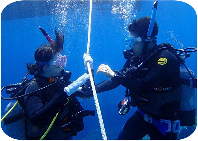 沖縄ダイビングライセンス講習専門店KAHANAが開催するPADIオープンウォーターダイバーコースのロープを使用した潜行の練習