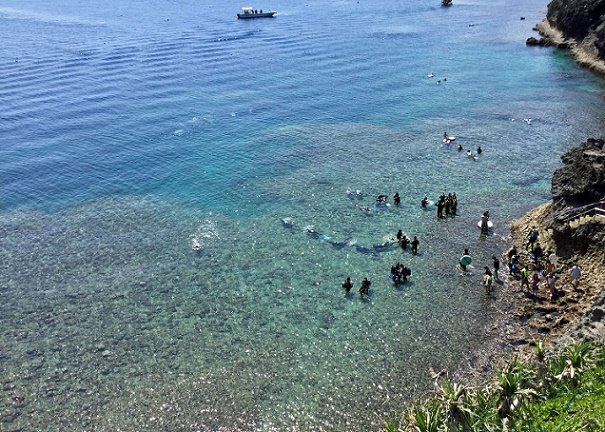 真栄田岬からエントリーする青の洞窟体験ダイビング