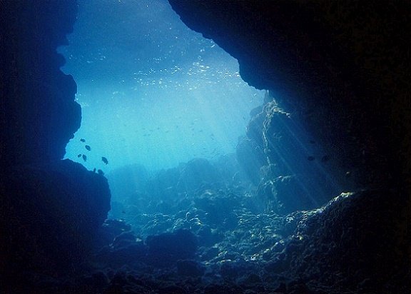 沖縄県恩納村にある青の洞窟