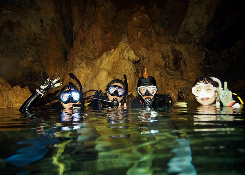 沖縄ダイビングショップKAHANAが開催する辺戸岬ダイビングの大人気ダイビングポイント「辺戸ドーム」は水中鍾乳洞でダイバーしか入れません